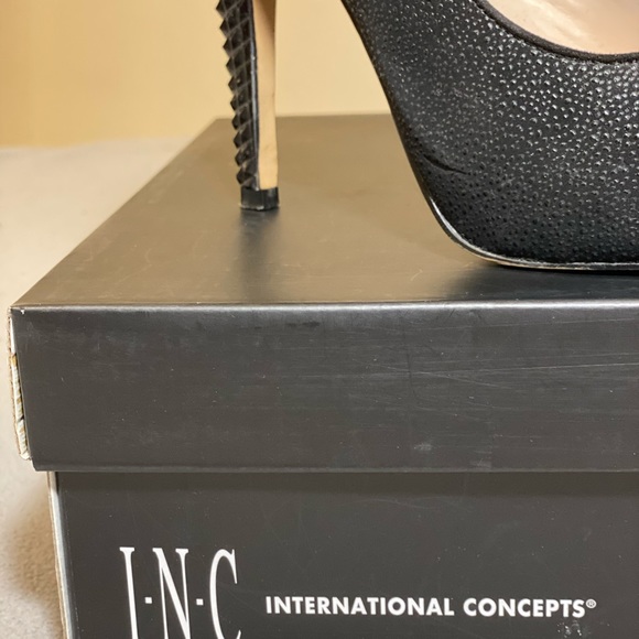 INC International Concepts Black Bindanna Pumps - Picture 2 of 4